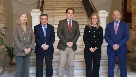 El consejero de justicia, Jos&eacute; Antonio Nieto, en el centro de la imagen, junto a Almudena Mart&iacute;nez