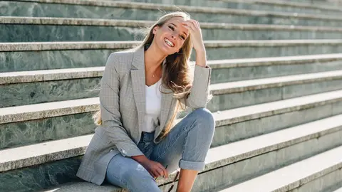 Mujer con pantal&oacute;n vaquero