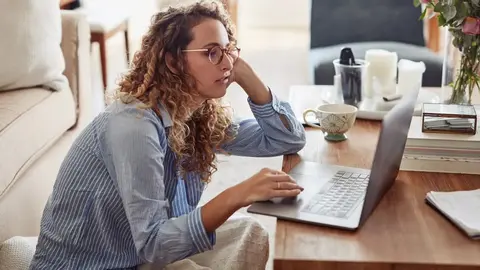 Una mujer teletrabajando