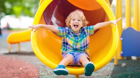 Un ni&ntilde;o en un parque infantil