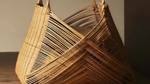 Cesta de rat&aacute;n con dise&ntilde;o cruzado de Zara Home