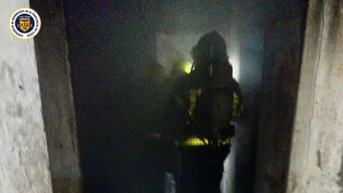 Bomberos actuando en el incendio de Algeciras