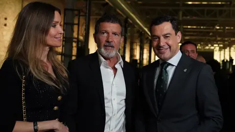 Juanma Moreno, junto al actor Antonio Banderas, en Fitur