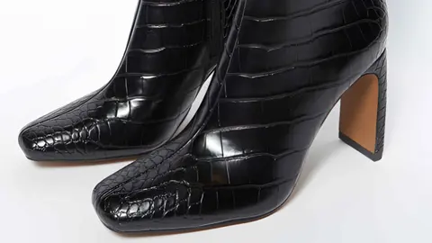 Botas altas con tac&oacute;n en efecto piel de cocodrilo de Sfera