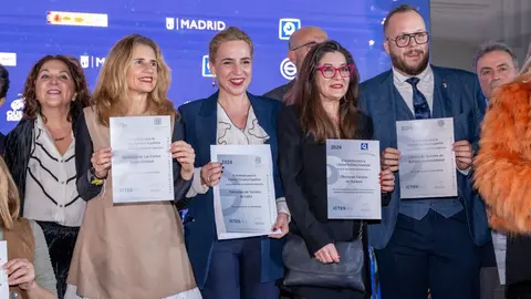 Almudena Mart&iacute;nez recogiendo el sello &lsquo;S Sostenibilidad Tur&iacute;stica&rsquo;