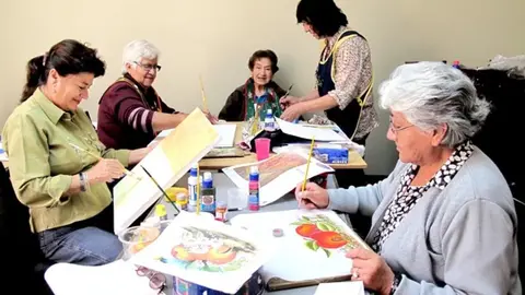 Personas mayores realizan un taller