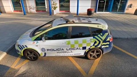 Un coche de la Polic&iacute;a Local de Marbella (2)