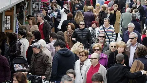 Personas paseando por las calles de Almer&iacute;a