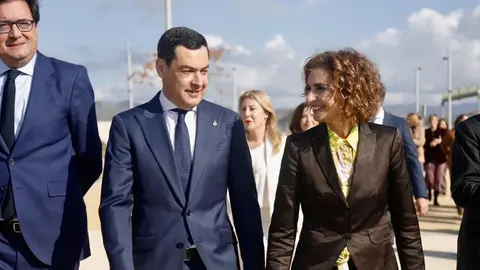 Mar&iacute;a Jes&uacute;s Montero, junto al presidente de la Junta de Andaluc&iacute;a, Juanma Moreno (2)