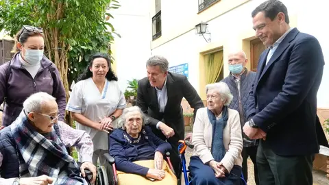 N&uacute;&ntilde;ez Feij&oacute;o, durante su visita a una residencia de mayores en C&oacute;rdoba