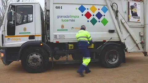 Un cami&oacute;n de basura en Granada, en una imagen de archivo