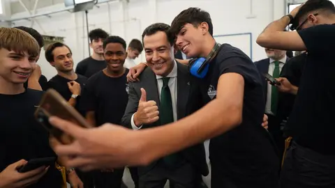 Juanma Moreno junto a los alumnos del Centro Integrado de FP Javier Imbroda