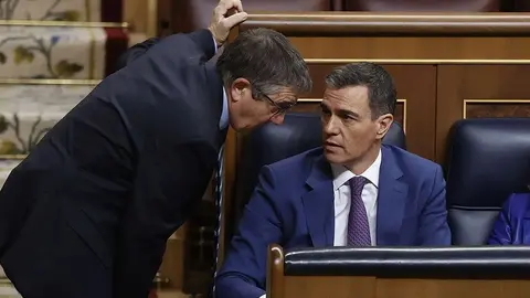 Pedro S&aacute;nchez conversa con Patxi L&oacute;pez