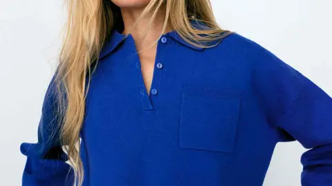 Nuevo jersey polo con bolsillo en color azul&oacute;n de Zara