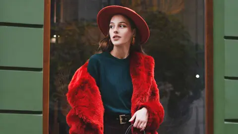 Una mujer con ropa de temporada de El Corte Ingl&eacute;s