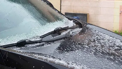 Granizo sobre un coche