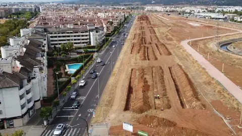 Vista a&eacute;rea de futuro trazado de la avenida de la Arruzafilla marcado por las catas arqueol&oacute;gicas