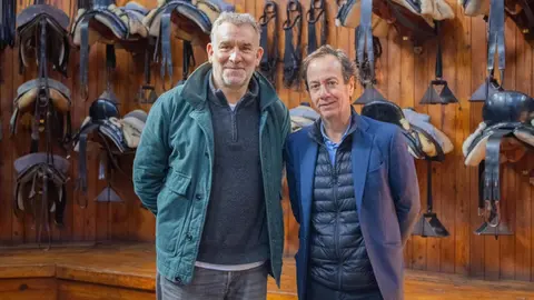 Matthew Parkhill, productor ejecutivo y guionista de la serie con Rafael Olvera, director de la Real Escuela