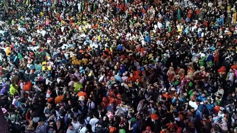 Personas haciendo botell&oacute;n en la plaza de la Catedral de C&aacute;diz