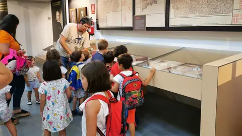 Ni&ntilde;os visitando un museo