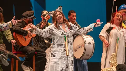 La chirigota 'Abre los ojos', durante su actuaci&oacute;n en el Concurso del Falla de C&aacute;diz