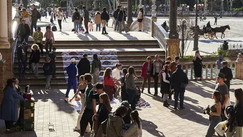 Turistas en la plaza de Espa&ntilde;a de Sevilla