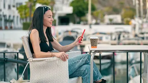 Una mujer en la terraza de un bar