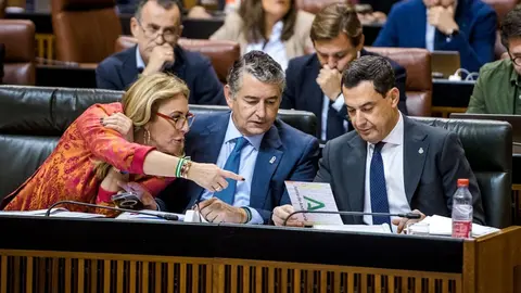 Juanma Moreno, junto a Antonio Sanz y Carolina Espa&ntilde;a