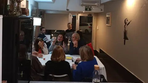 Comensales en el restaurante Versos Sueltos de Granada