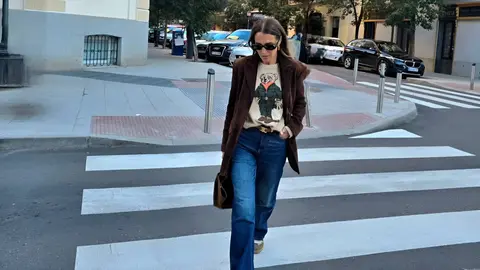 Paula Echevarr&iacute;a pasea por las calles de Madrid vestida de Primark y Ralph Lauren