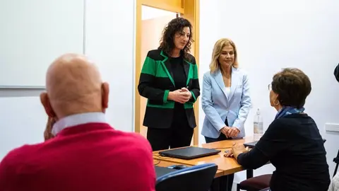 La alcaldesa de Almer&iacute;a, Mar&iacute;a del Mar V&aacute;zquez (PP), visita uno de los Centros de la Mujer junto con la concejal de Familia, Paola Laynez.