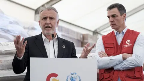 Pedro S&aacute;nchez, junto a ministro &Aacute;ngel Torres