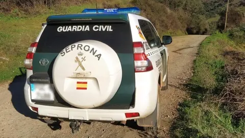 Un veh&iacute;culo de la Guardia Civil en una finca