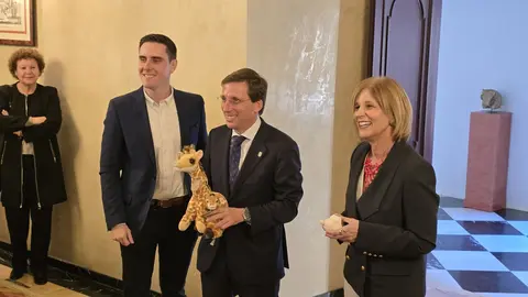 Intercambio de regalos entre Jos&eacute; Luis Mart&iacute;nez-Almedia y Mar&iacute;a Jos&eacute; Garc&iacute;a-Pelayo | Noelia Herrera