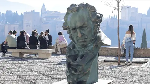 Los tradicionales 'cabezones' presiden estos d&iacute;as las calles de Granada