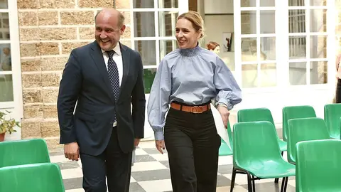 La presidenta de la Diputaci&oacute;n de C&aacute;diz. Almudena Mart&iacute;nez, junto al diputado Juancho Ortiz