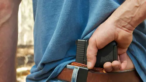 Un hombre con un arma en una foto de archivo