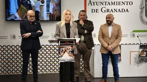La concejala de Comercio de Granada, Elisa Campoy, presenta una campa&ntilde;a para San Valent&iacute;n
