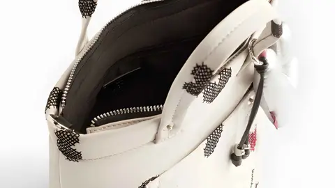 Bolso tote de nylon con bordado corazones de Parfois