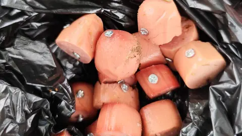 Salchichas con clavos