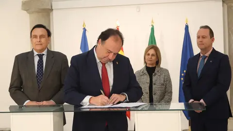 Firma del convenio para la celebraci&oacute;n de los 'Cursos de verano' en Jerez | Cristo Garc&iacute;a