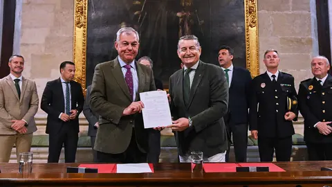 Jos&eacute; Luis Sanz y Antonio Sanz firman el nuevo convenio | Salvador L&oacute;pez Medina para El MIRA