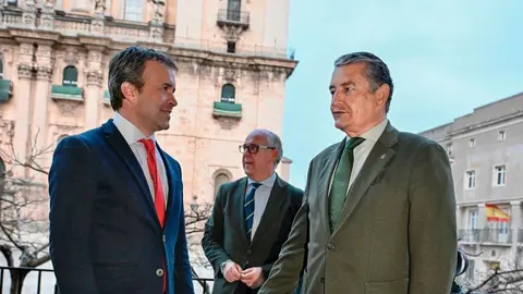 El consejero Antonio Sanz, junto al alcalde de Ja&eacute;n Julio Mill&aacute;n