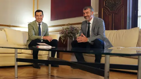 Juanma Moreno y Oskar Mart&iacute;n, en una imagen de archivo