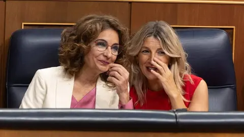 Mar&iacute;a Jes&uacute;s Montero, junto a Yolanda D&iacute;az en el Congreso de los Diputados