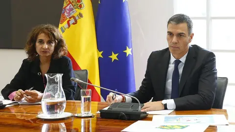 Mar&iacute;a Jes&uacute;s Montero y Pedro S&aacute;nchez