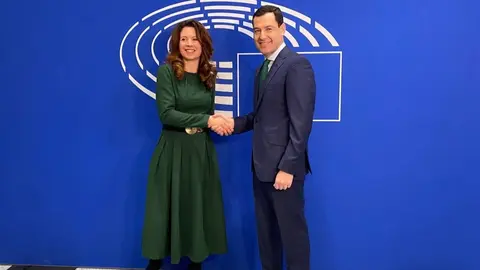 Juanma Moreno y Kata T&uuml;tto, este jueves en el Parlamento europeo, en Bruselas