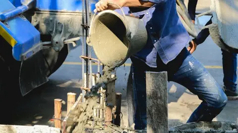 Peones trabajando en una obra