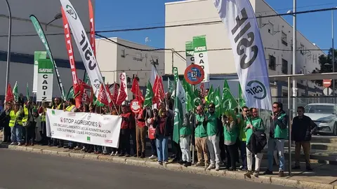 Concentraci&oacute;n de sanitarios en el centro de salud de las Delicias