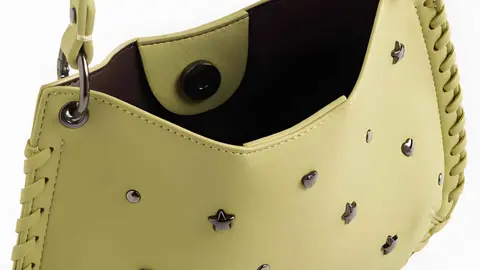 Bolso de hombro con detalle trenzado y tachuelas de estrellas y corazones Parfois en El Corte Ingl&eacute;s